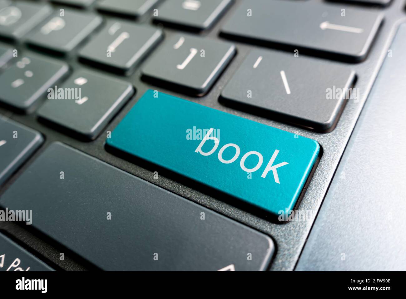 mot de livre sur le clavier. Réservation de billets pour le transport sur Internet. Réservation d'hôtel en ligne. Réservation de vol, contrôle de vol en avion, achat de site Web e- Banque D'Images mot de livre sur le clavier. Réservation de billets pour le transport sur Internet. Réservation d'hôtel en ligne. Réservation de vol, contrôle de vol en avion, achat de site Web e- Banque D'Images