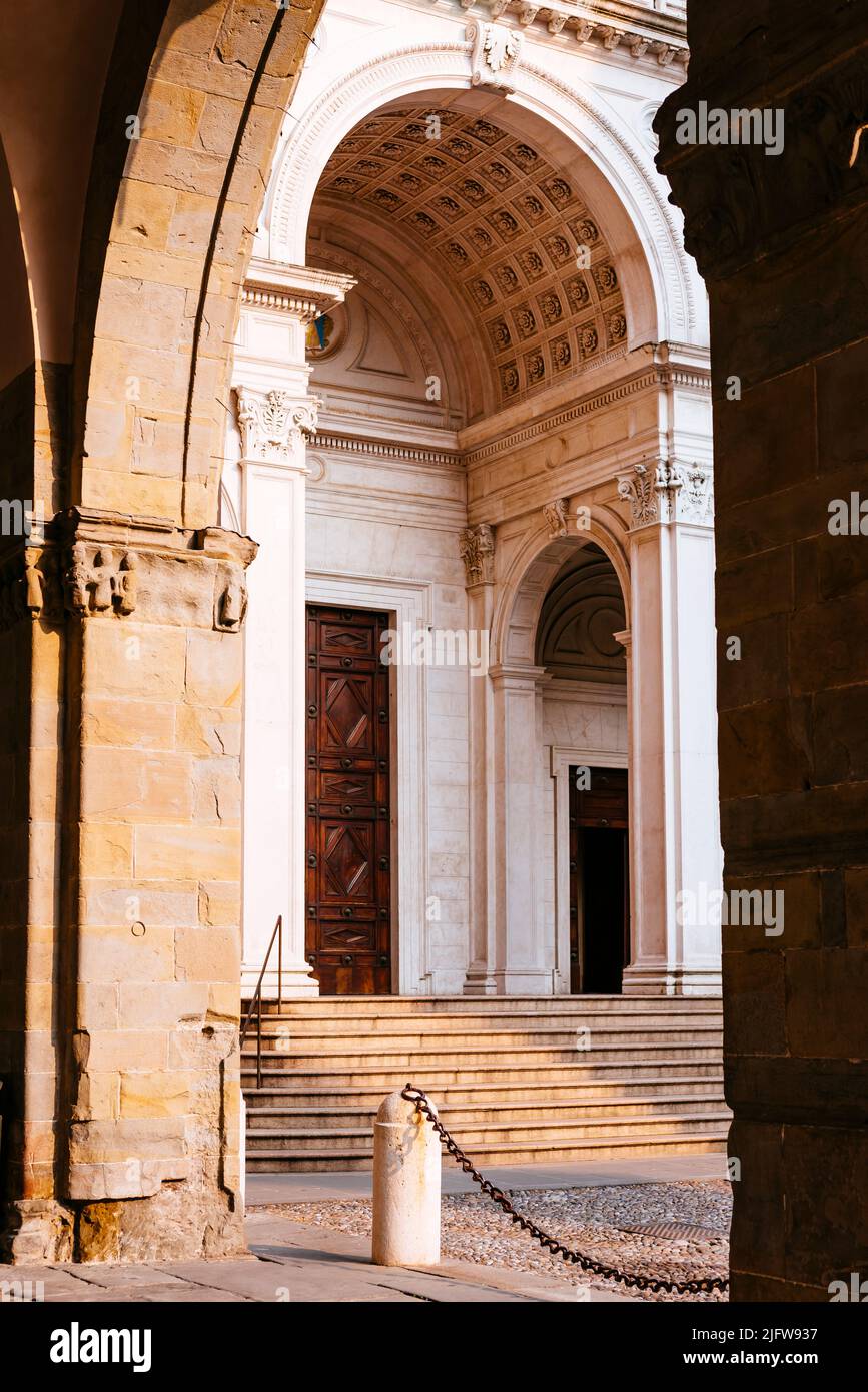Vue depuis les arches du Palazzo della Ragione. Façade principale de la cathédrale de Bergame, dédiée à Saint Alexandre de Bergame. Duomo di Bergame. Bergam Banque D'Images