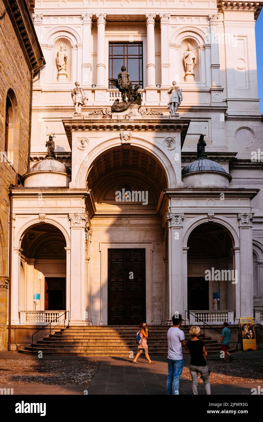 Façade principale de la cathédrale de Bergame, dédiée à Saint Alexandre de Bergame. Duomo di Bergame. Bergame, Lombardie, Italie, Europe Banque D'Images