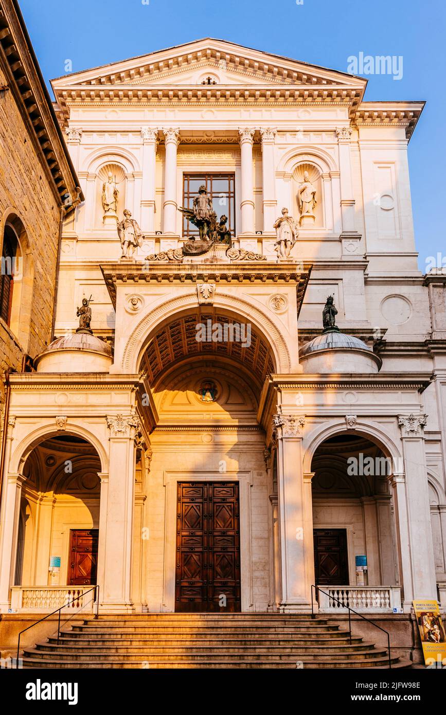 Façade principale de la cathédrale de Bergame, dédiée à Saint Alexandre de Bergame. Duomo di Bergame. Bergame, Lombardie, Italie, Europe Banque D'Images
