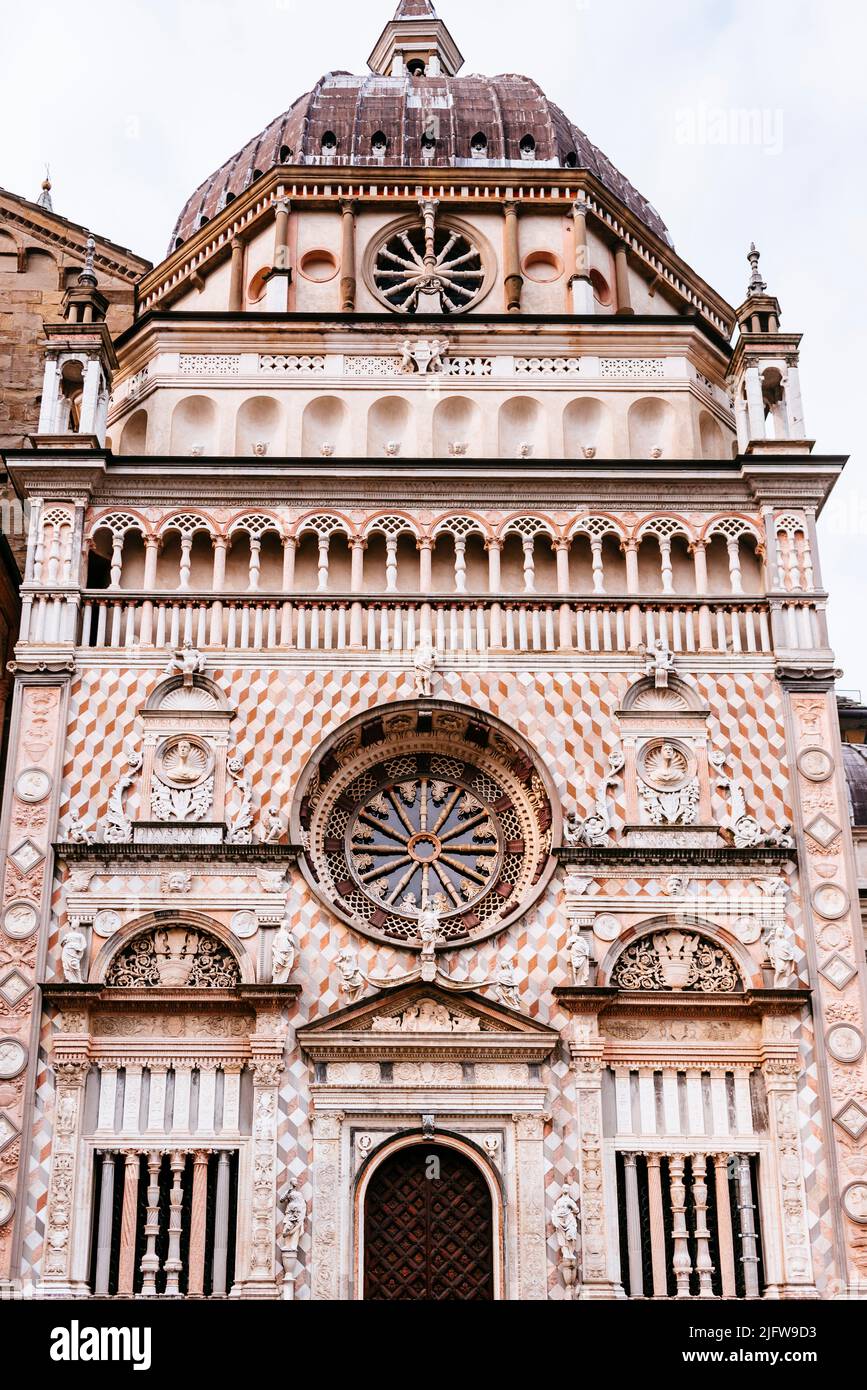 La Cappella Colleoni est une chapelle et un mausolée attachés à la basilique Sainte-Marie-majeure dans la ville de Bergame, dans le nord de l'Italie. Le design était ent Banque D'Images
