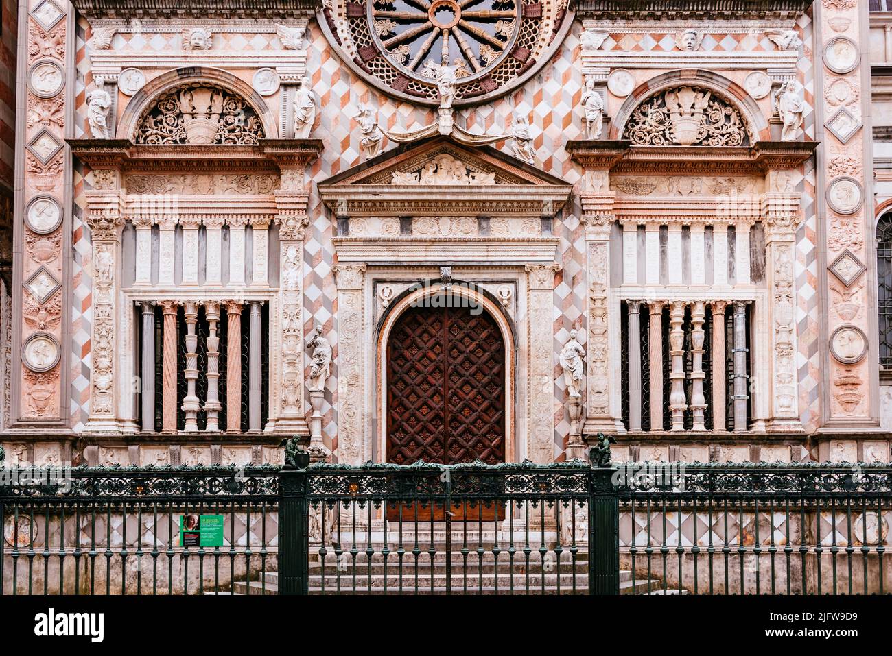 La Cappella Colleoni est une chapelle et un mausolée attachés à la basilique Sainte-Marie-majeure dans la ville de Bergame, dans le nord de l'Italie. Le design était ent Banque D'Images