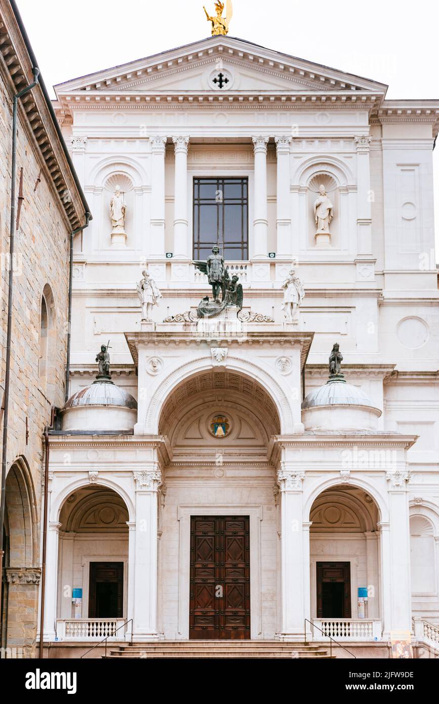 Façade principale de la cathédrale de Bergame, dédiée à Saint Alexandre de Bergame. Duomo di Bergame. Bergame, Lombardie, Italie, Europe Banque D'Images