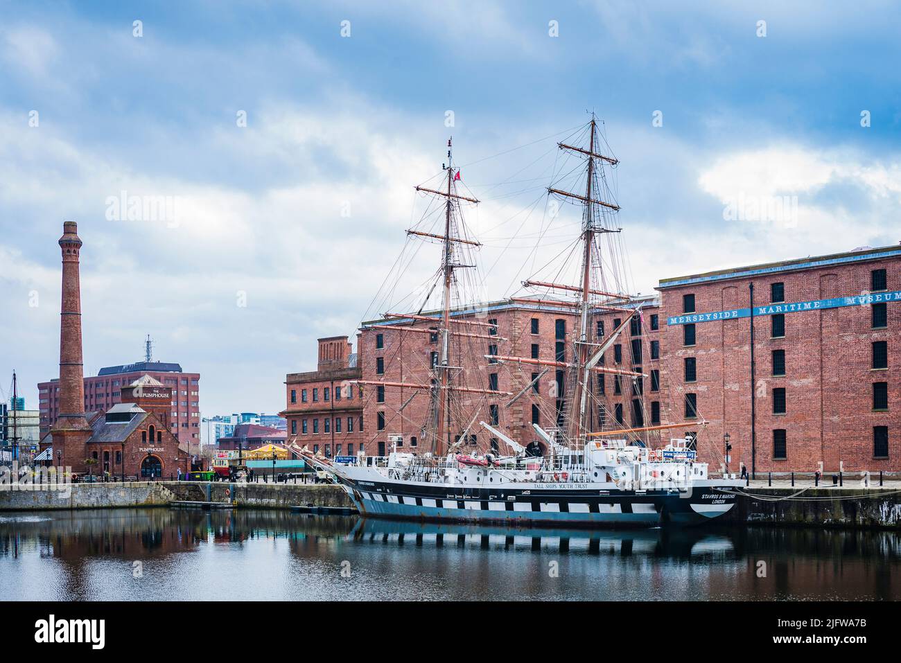 The Pumphouse, pub classique, Tall ship Youth Trust Stavros S Niarchos et Musée maritime de Merseyside. Liverpool, Merseyside, Lancashire, Angleterre, Unite Banque D'Images