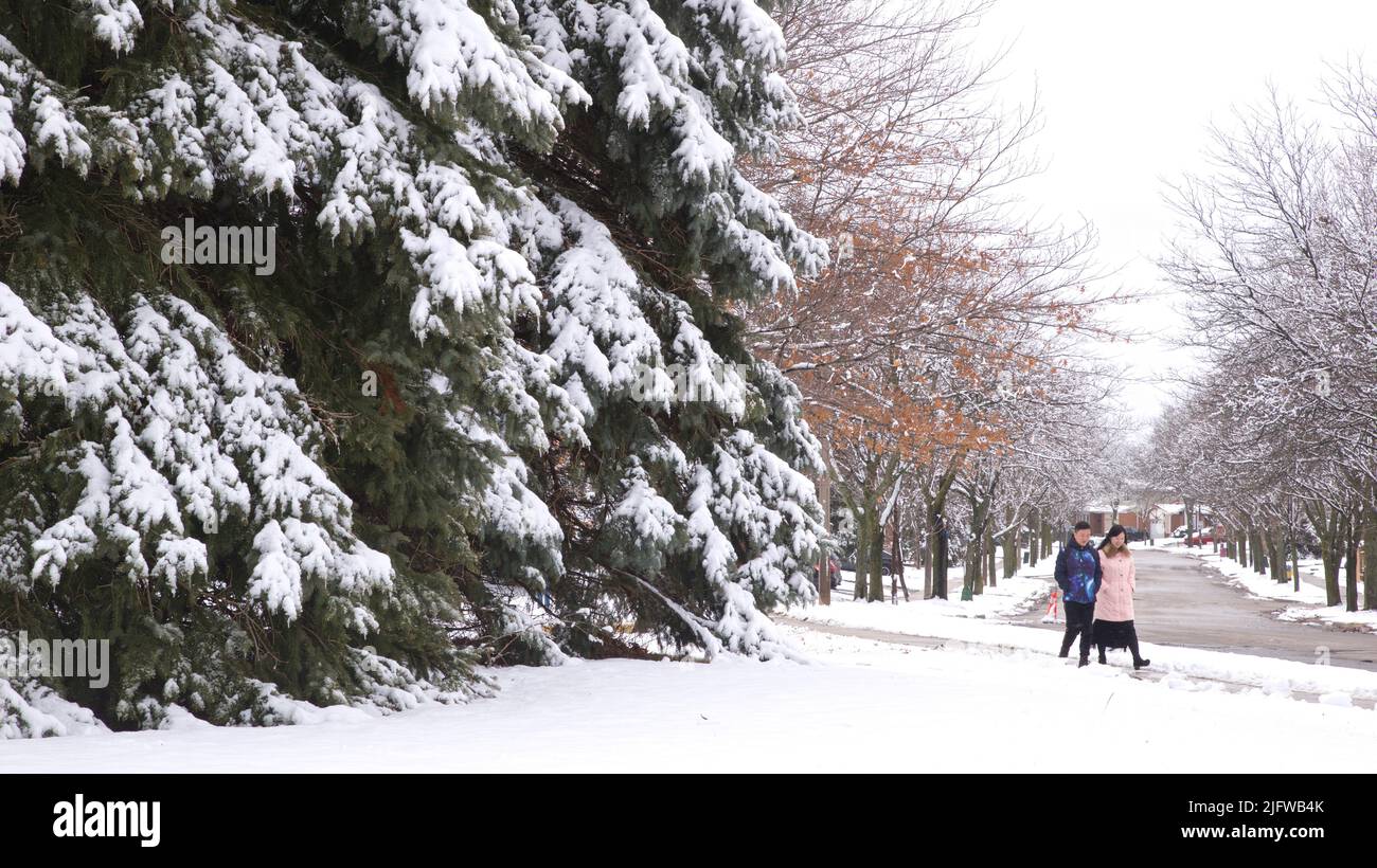 Toronto, Ontario / Canada - 31 mars 2019 : couple mature en bonne santé marchant en hiver, à l'extérieur, mode de vie sain. Banque D'Images