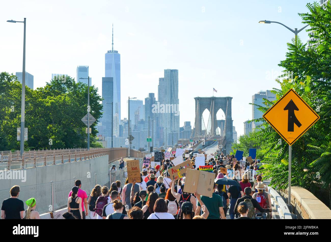 New York, États-Unis. 04th juillet 2022. Des centaines de personnes portent des panneaux tout en marchant sur le pont de Brooklyn, à New York, pour exiger la justice pour l'avortement et d'autres questions sociales sur 4 juillet 2022. (Photo par Ryan Rahman/Pacific Press/Sipa USA) crédit: SIPA USA/Alay Live News Banque D'Images
