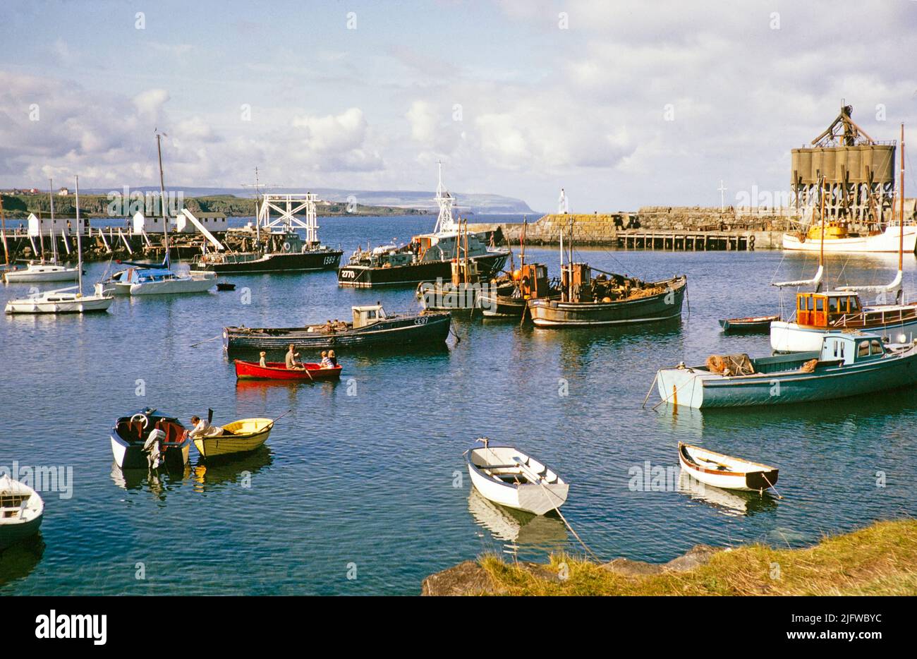 Bateaux dans le port de Portrush, comté d'Antrim, Irlande du Nord, Royaume-Uni 1960s Banque D'Images