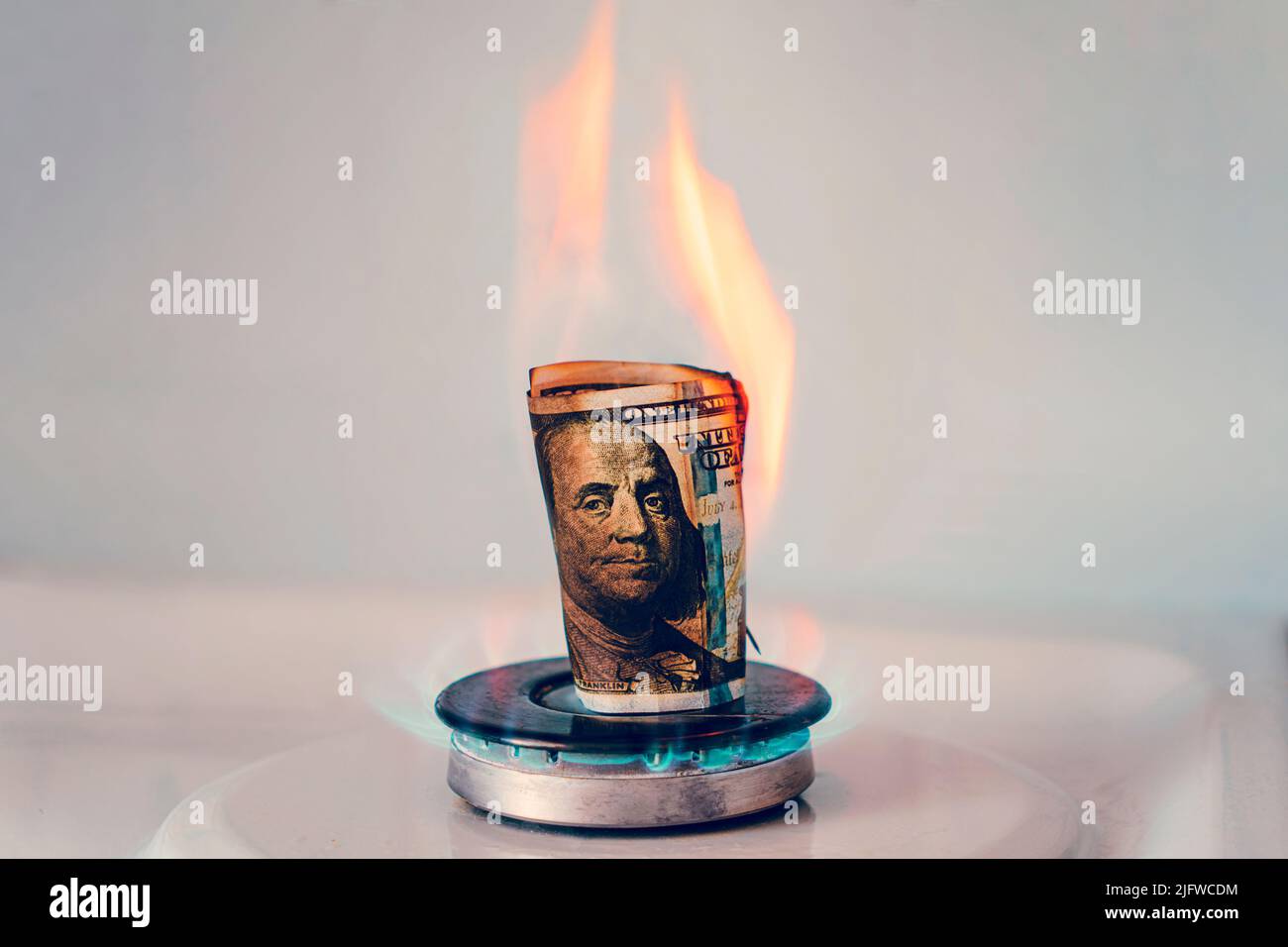 Le dollar américain brûle dans le feu. Combustion de brûleur à gaz sur le fond de cent dollars. Le concept la hausse du prix du gaz en U Banque D'Images