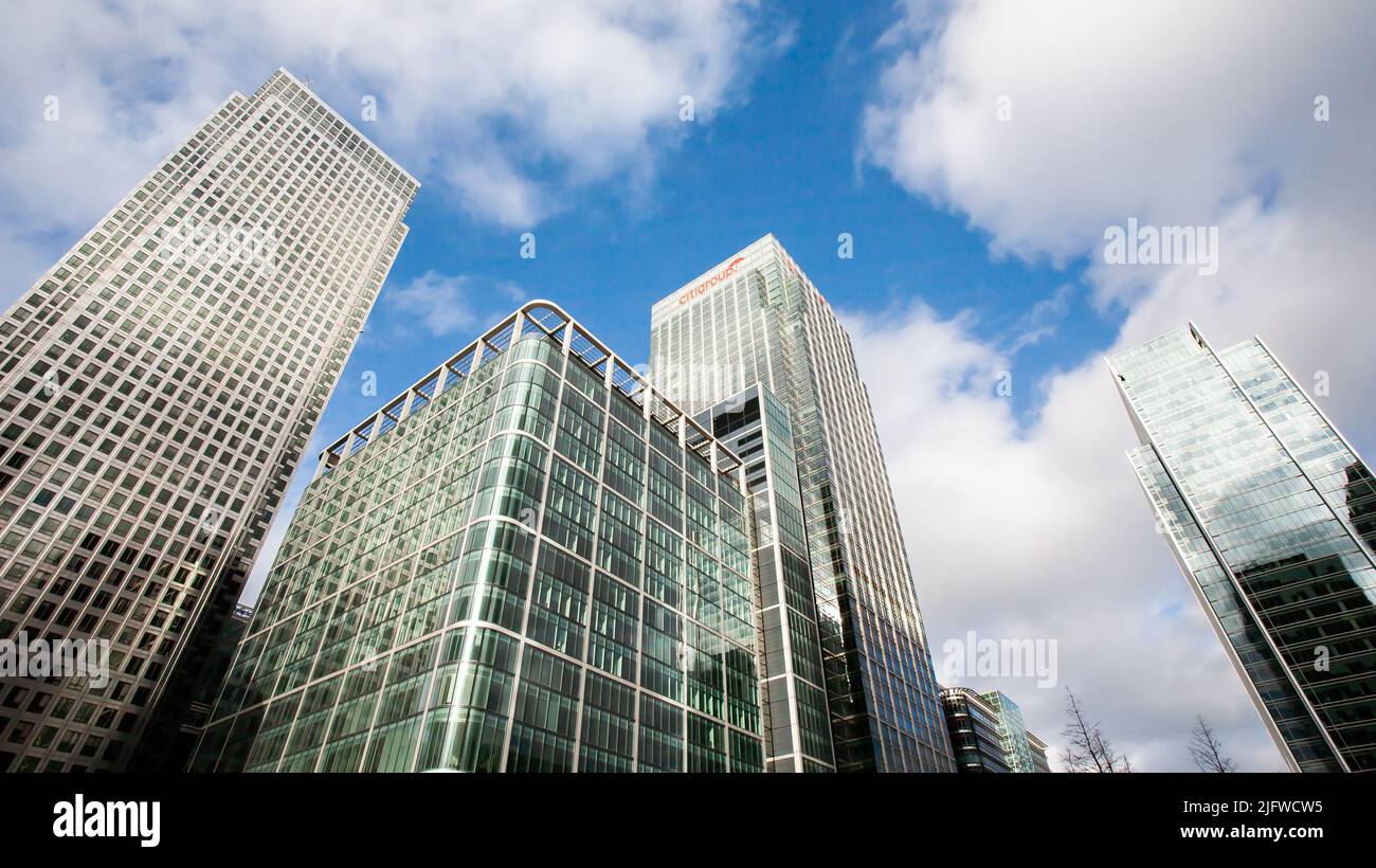 London Docklands, Royaume-Uni. L'architecture moderne abstraite et angulaire du quartier des affaires de Londres, Docklands. Banque D'Images