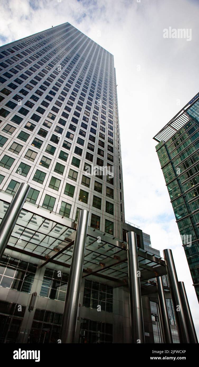Canary Wharf, Docklands, Londres, Royaume-Uni. Une vue basse et large de la tour emblématique qui domine le quartier des affaires des Docklands. Banque D'Images