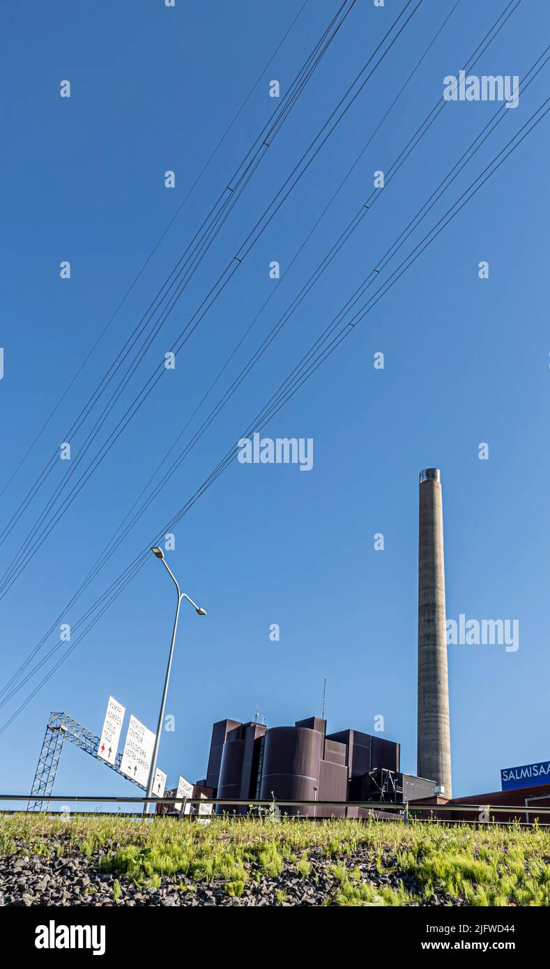 La centrale thermique et électrique Helen Ltd à Salmisaari, Helsinki, en Finlande. Au premier plan, des panneaux de signalisation au-dessus de l'autoroute Länsiväylä. Banque D'Images