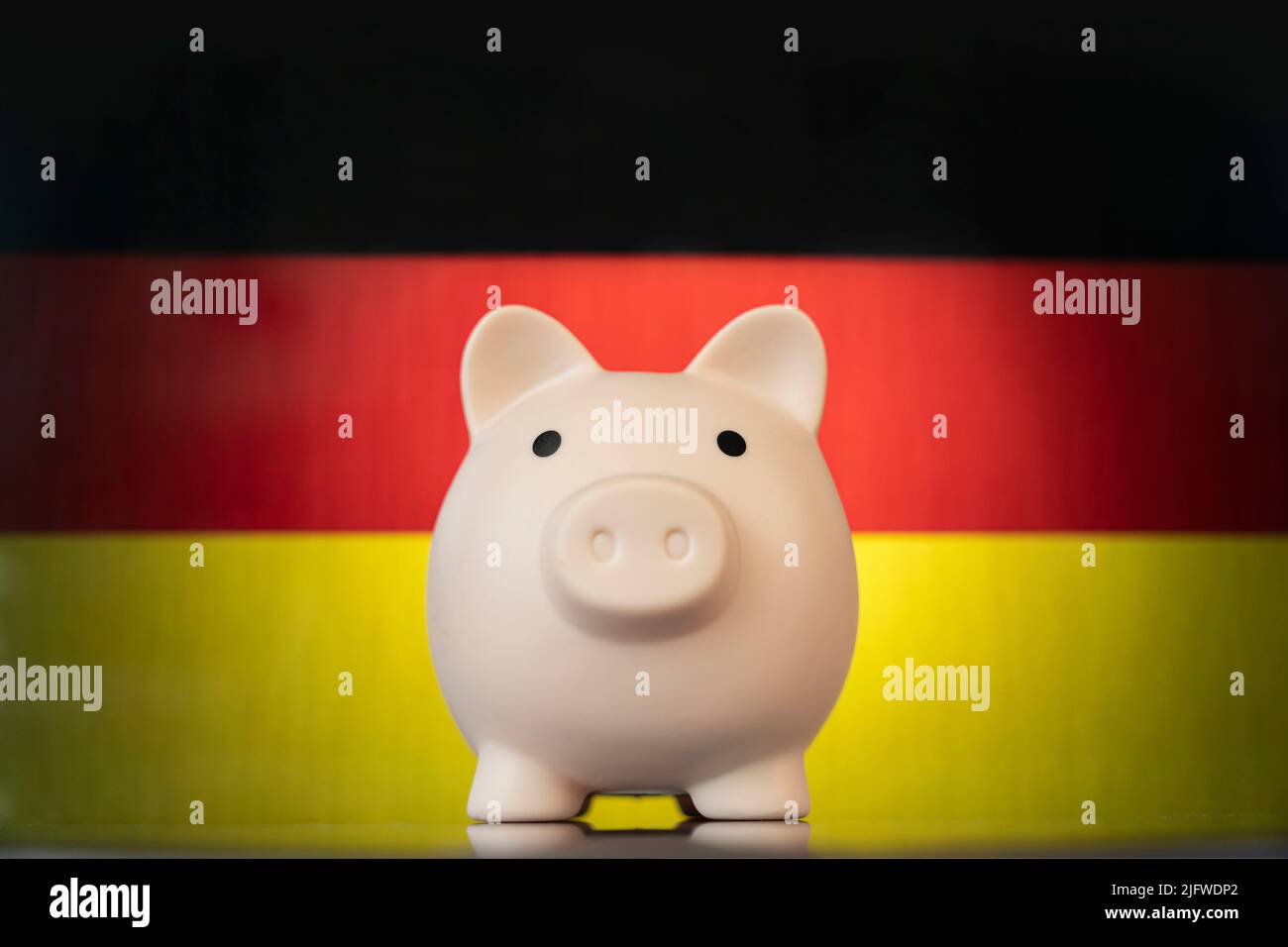 Piggy Bank avec drapeau allemand. Le problème est dans l'économie, la crise économique. Concept d'économie d'argent. Banque D'Images