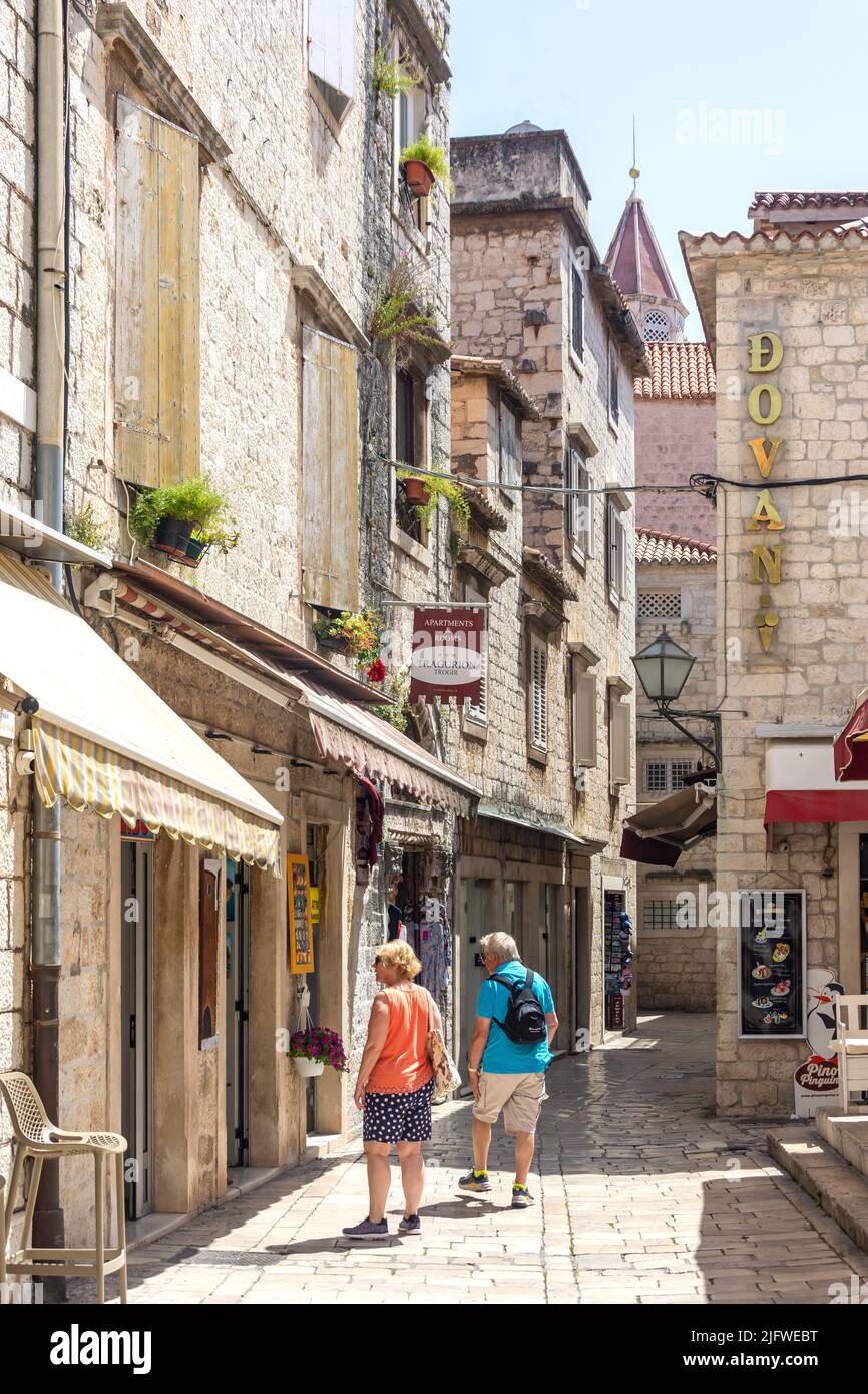 Scène de rue, Vieille ville, Trogir, Comté de Split-Dalmatie, Croatie Banque D'Images