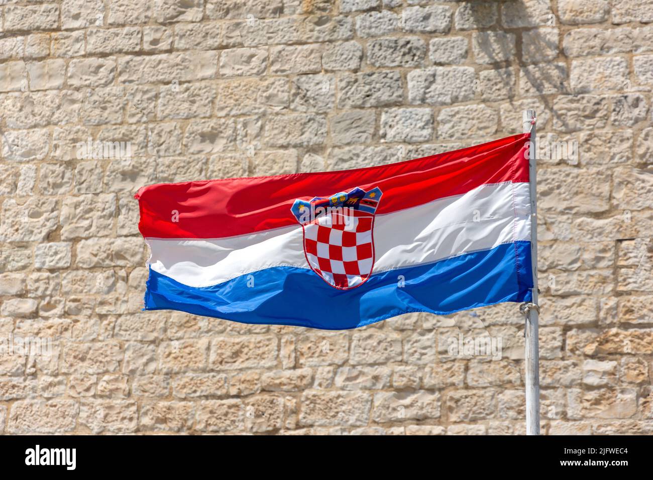 Drapeau croate volant sur le mât, Trogir Promenade, Vieille ville, Trogir, Comté de Split-Dalmatie, Croatie Banque D'Images