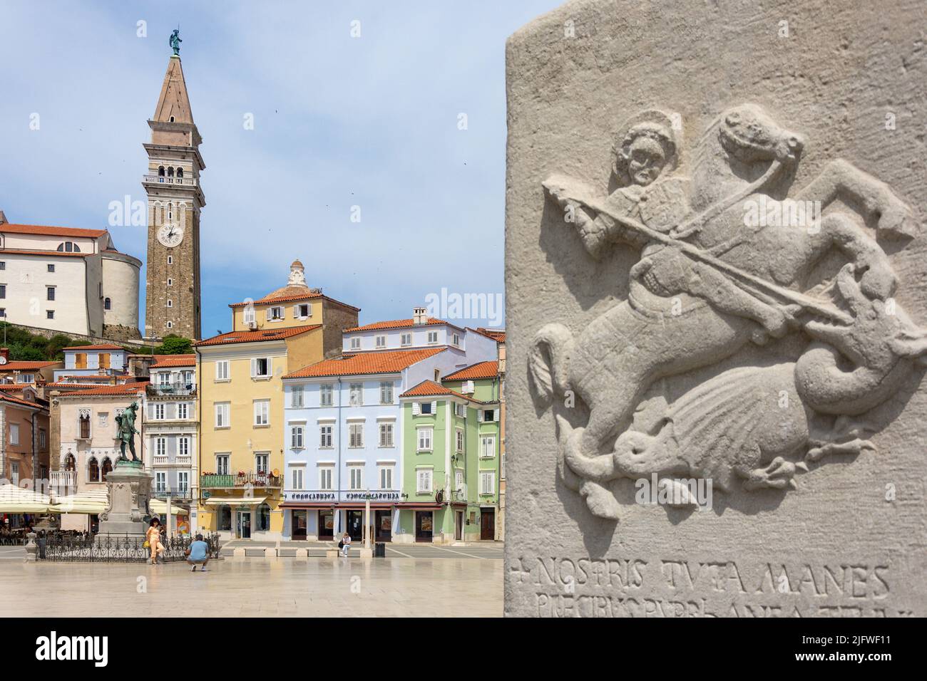 Place Tartini montrant St George et le Dragon, sculpture et clocher de la cathédrale, Piran (Pirano), slovène Istrie, Slovénie Banque D'Images
