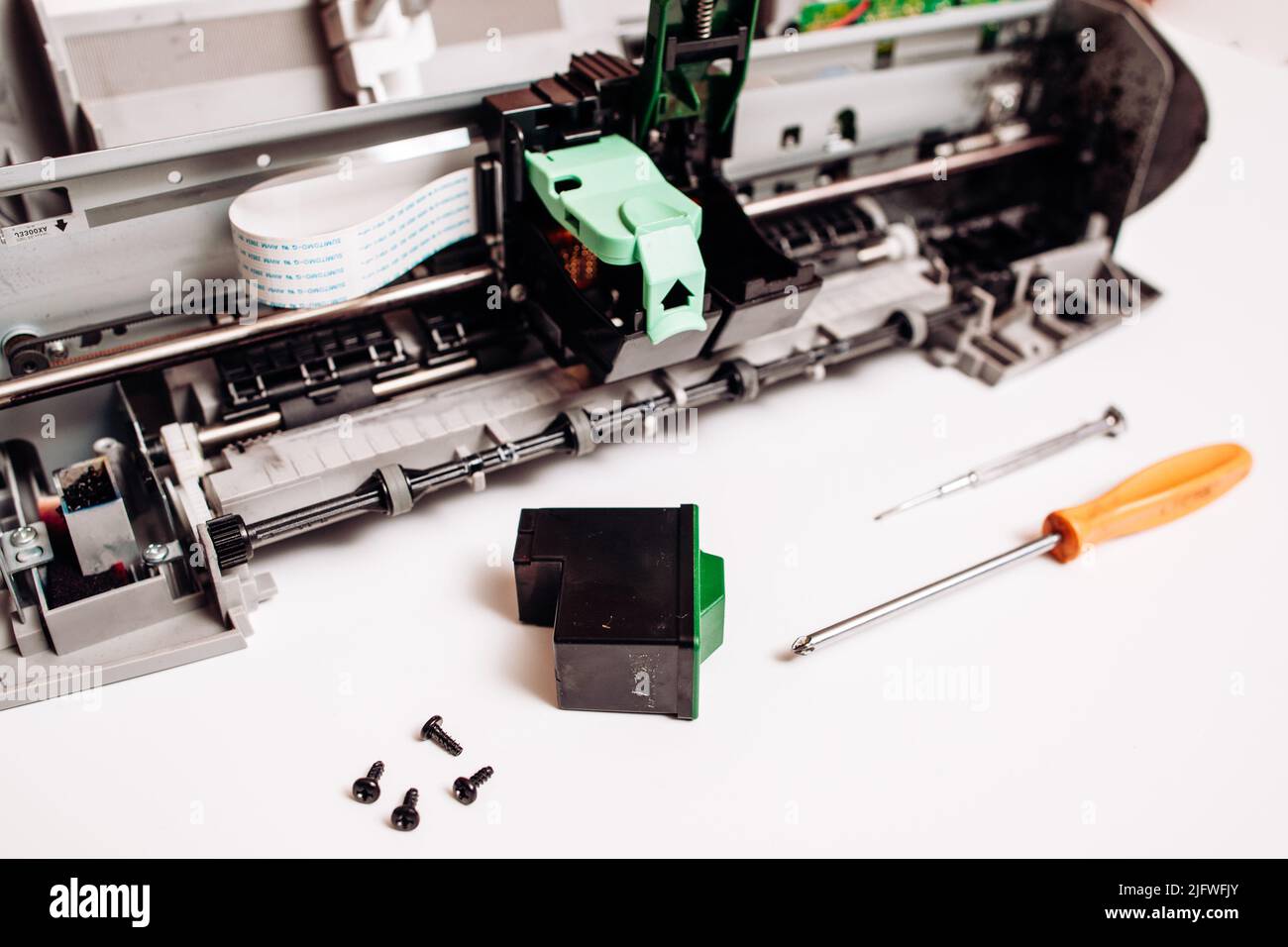 imprimante à jet d'encre cassée isolée sur fond blanc Banque D'Images