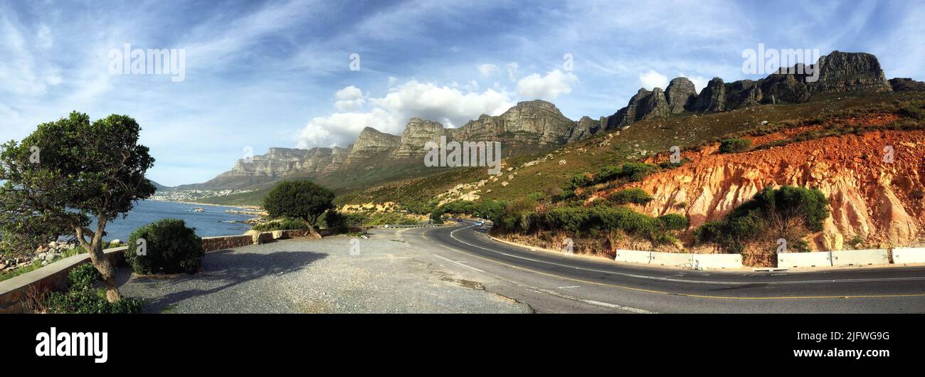 Route de montagne calme à côté de la côte en Afrique du Sud. Vue panoramique d'un col de montagne vide près de la mer au Cap. Trajet panoramique à travers le Banque D'Images