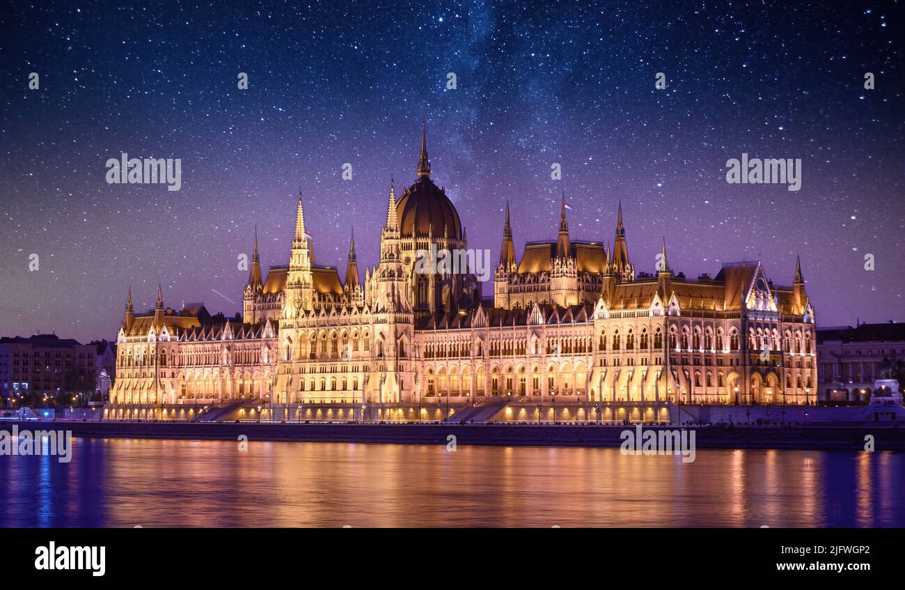 Parlement hongrois la nuit à Budapest, Hongrie Banque D'Images