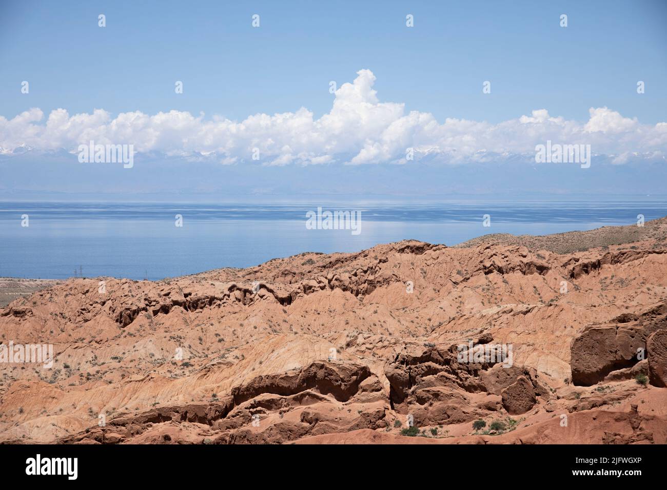 Le canyon de Skazka au Kirghizistan avec le lac Issyk-Kul en arrière-plan. Banque D'Images