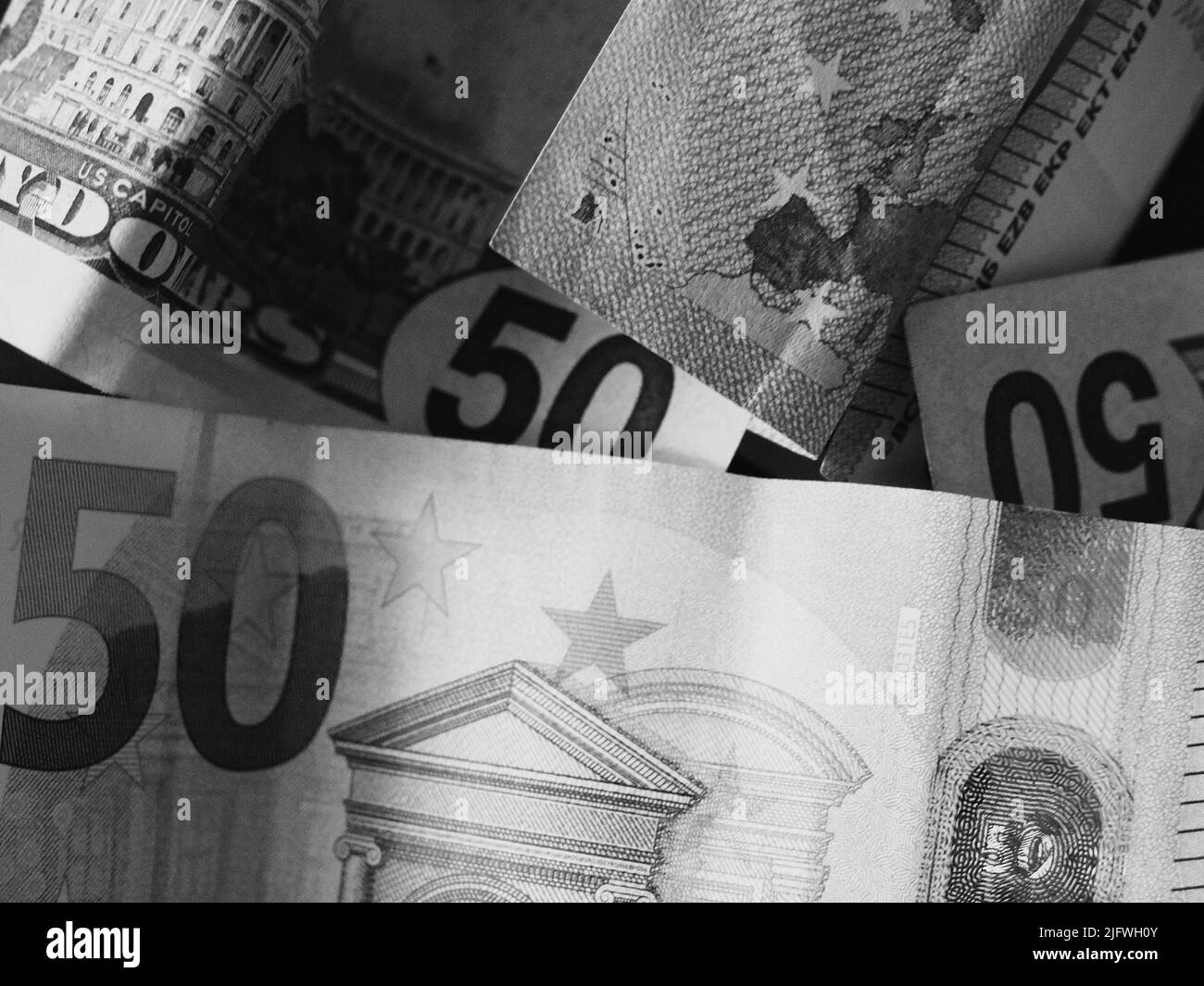 Billets en papier en coupures de 50 dollars et 50 euros, gros plan. Image en noir et blanc. Banque D'Images