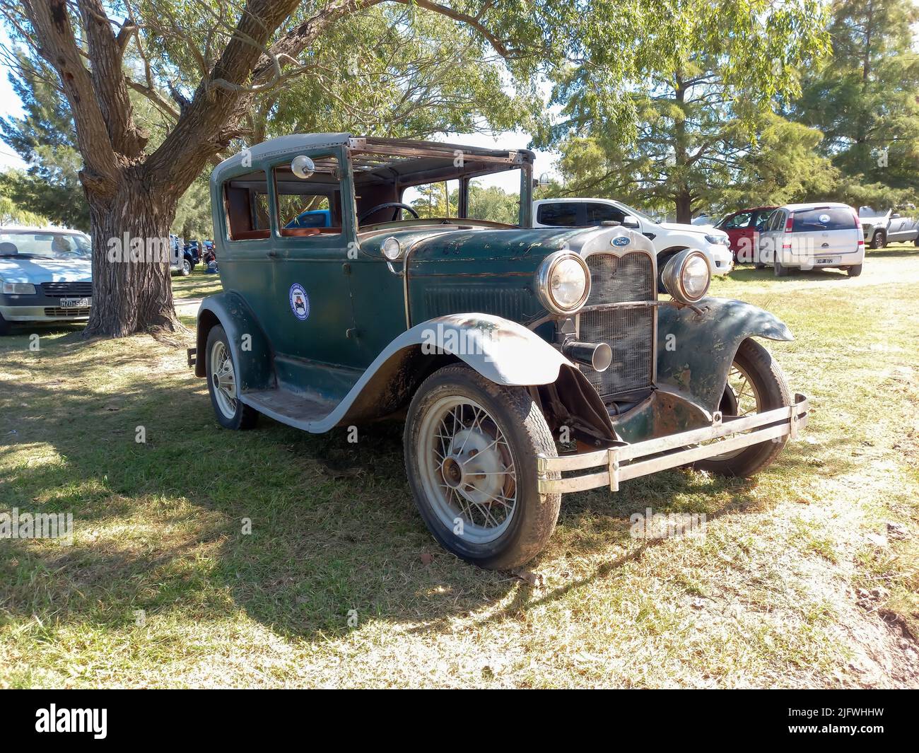 Vieux modèle Ford Rouillé non peint Un modèle Tudor berline à hayon 1928 - 1931 sous les arbres. Herbe verte nature. Salon de la voiture classique. CopySpace Banque D'Images Vieux modèle Ford Rouillé non peint Un modèle Tudor berline à hayon 1928 - 1931 sous les arbres. Herbe verte nature. Salon de la voiture classique. CopySpace Banque D'Images