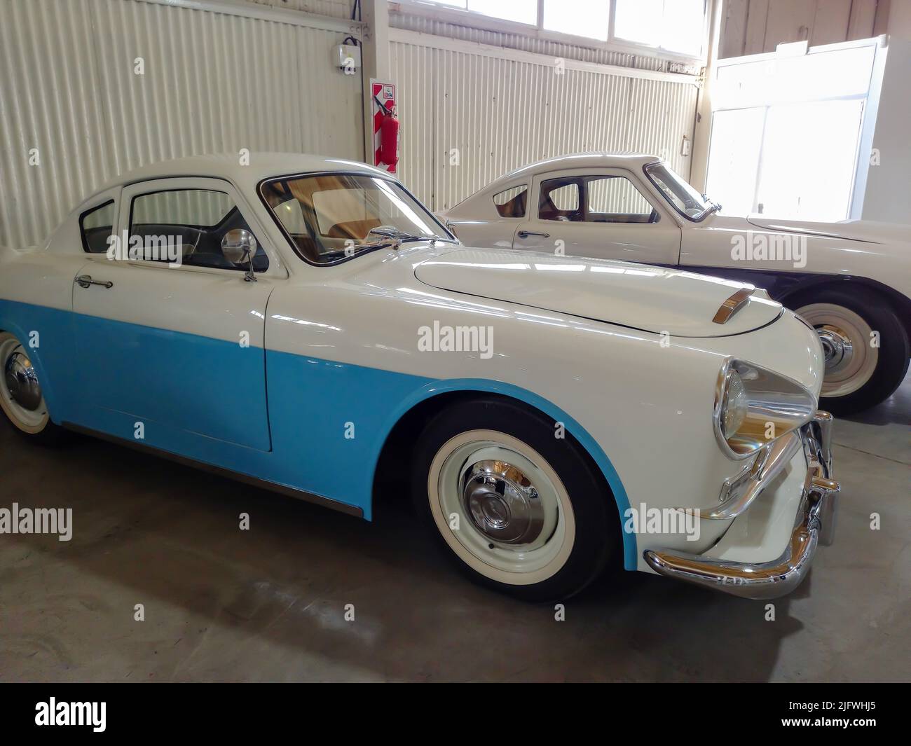 Ancien coupé INSTITEC Justicialista Gran Sport 1953 - 1955. Corps en plastique. Bouclier de la fête péroniste sur le capot. Vue police. Salon automobile IAME 2022 classique Banque D'Images