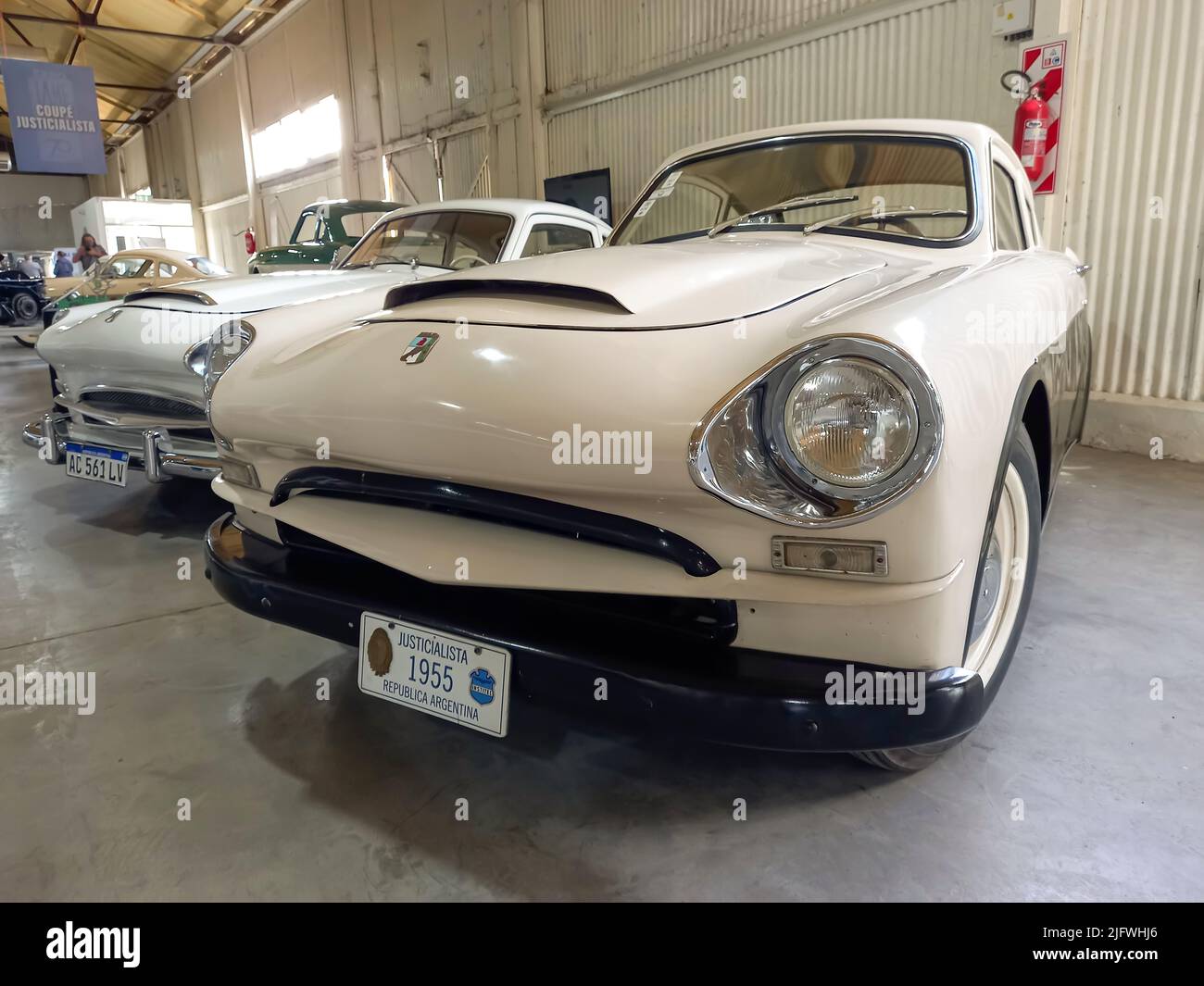 Ancien coupé INSTITEC Justicialista Gran Sport 1955. Corps en plastique. Bouclier de la fête péroniste sur le capot. Vue police. Salon automobile IAME 2022 classique Banque D'Images