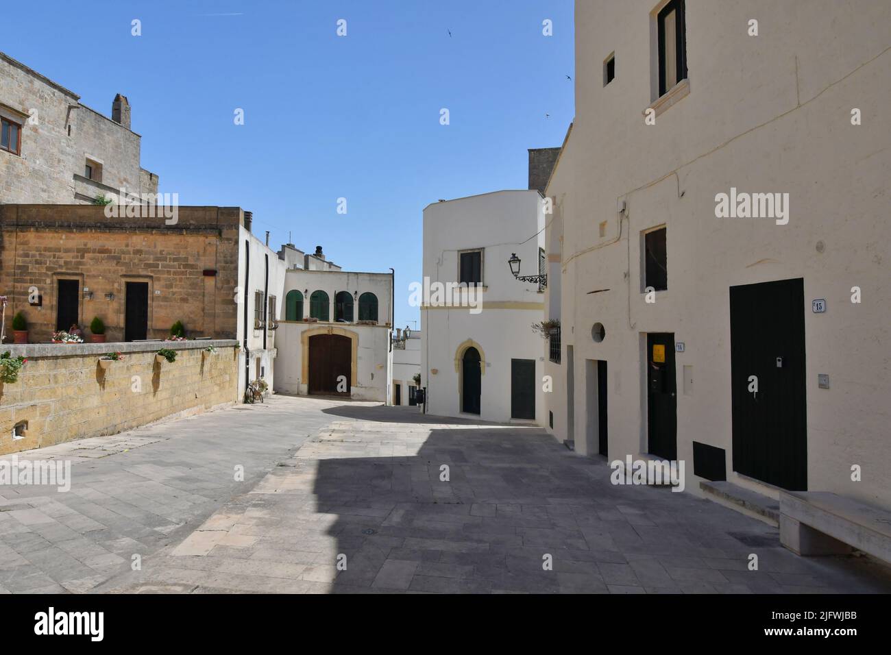 La place de la ville de Specchia, un village médiéval de la région des ...