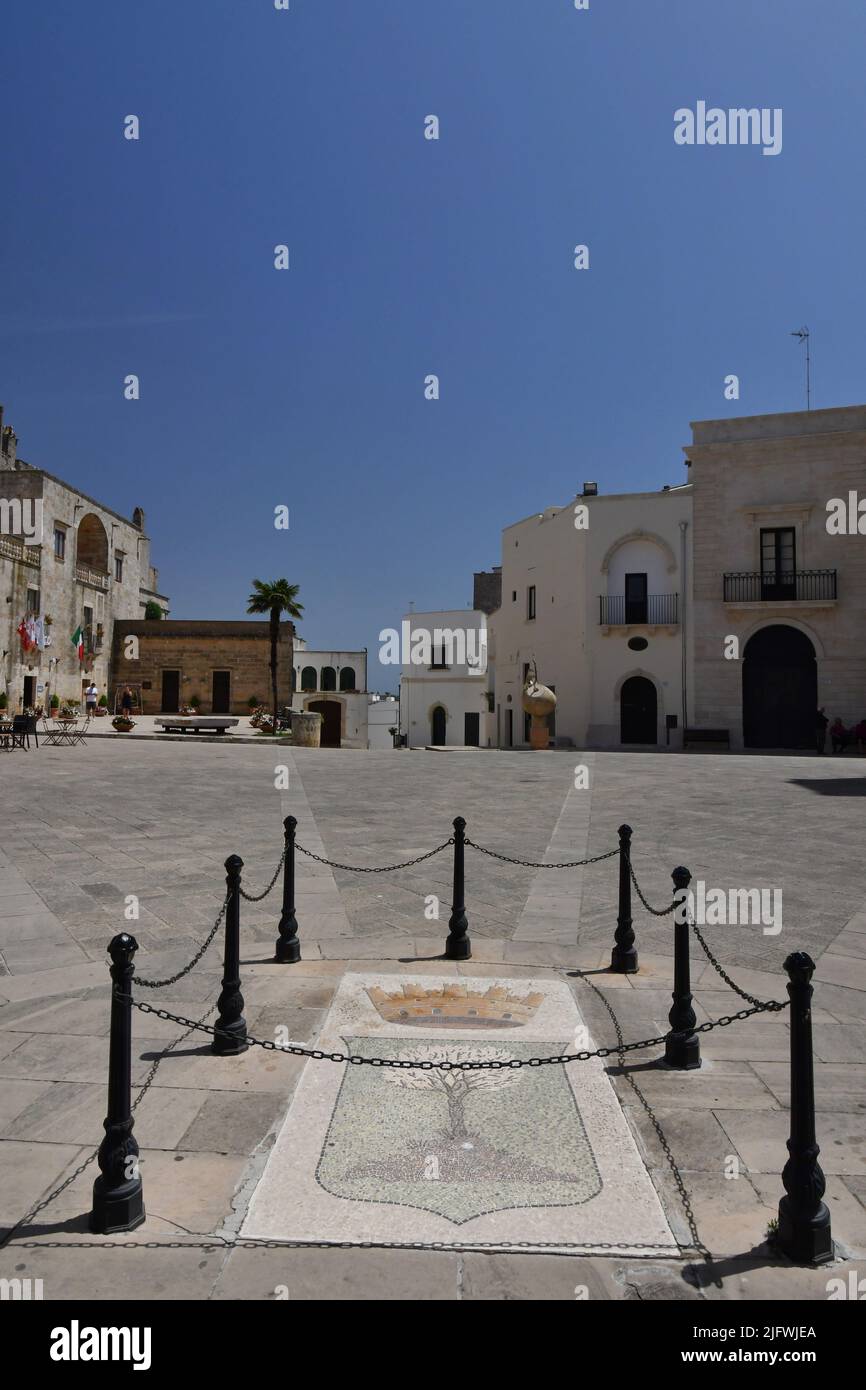 La place de la ville de Specchia, un village médiéval de la région des ...