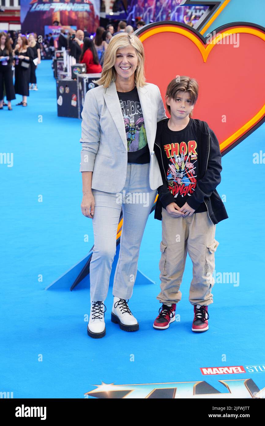 Kate Garraway et son fils Bill arrivent pour la première de Thor: Love and Thunder à XXXX à Leicester Square, Londres. Date de la photo: Mardi 5 juillet 2022. Banque D'Images