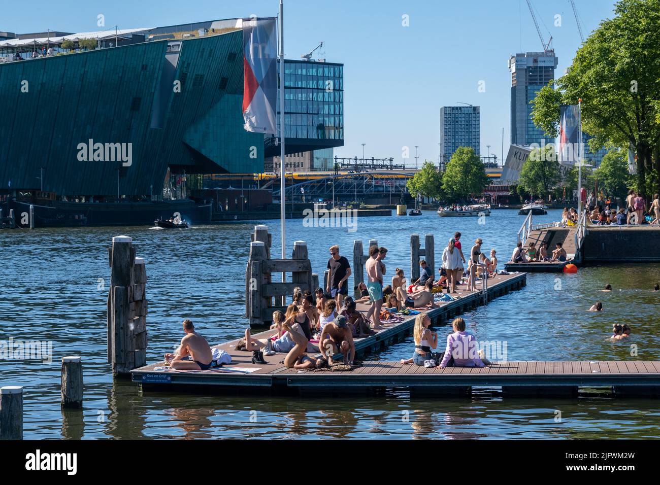 Amsterdam, pays-Bas - 22 juin 2022 : personnes se baignant dans le port intérieur de Marineterrein Banque D'Images