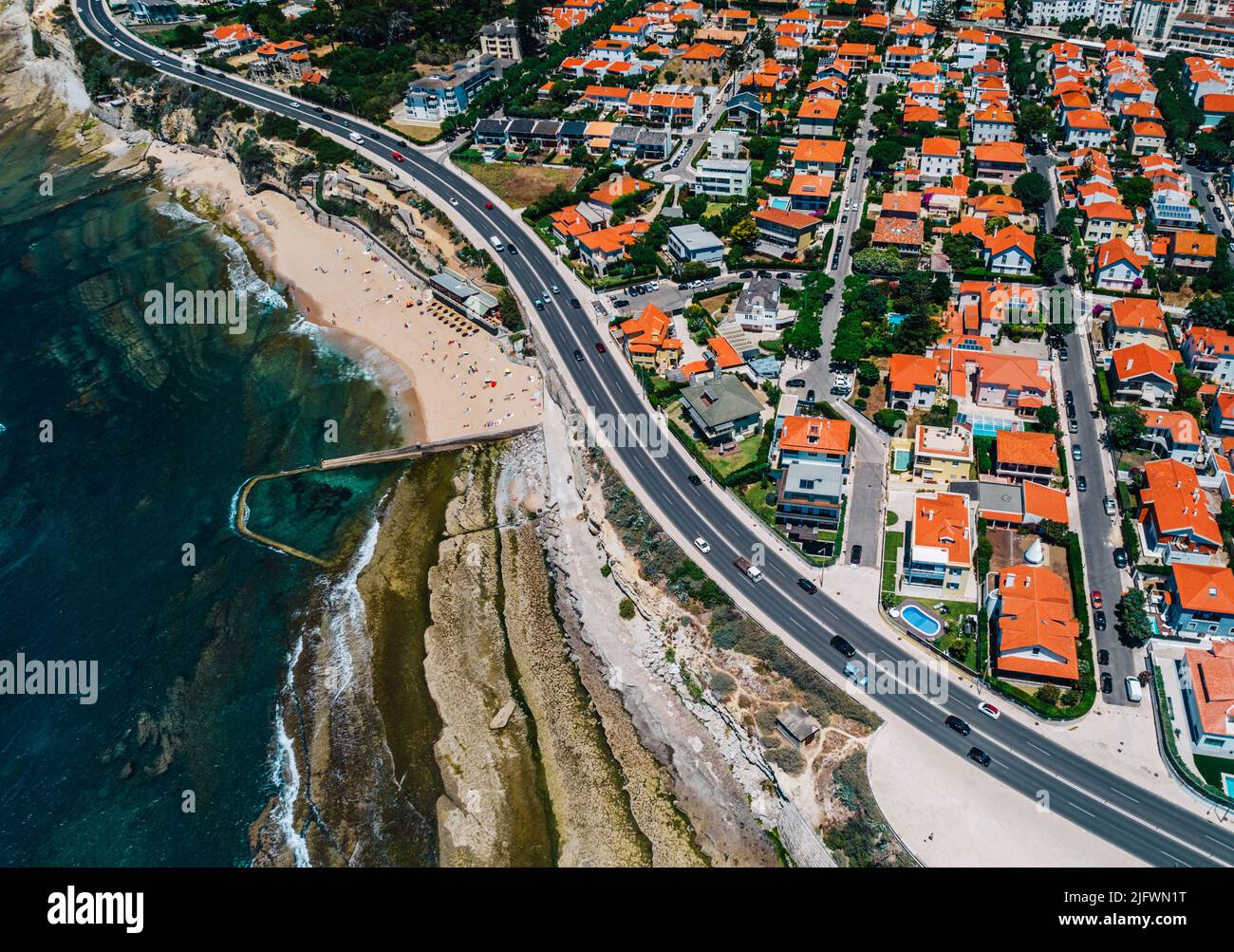 Vue aérienne par drone de l'avenue marginal et de la côte avec le quartier Parade dans le Grand Lisbonne, Portugal Banque D'Images