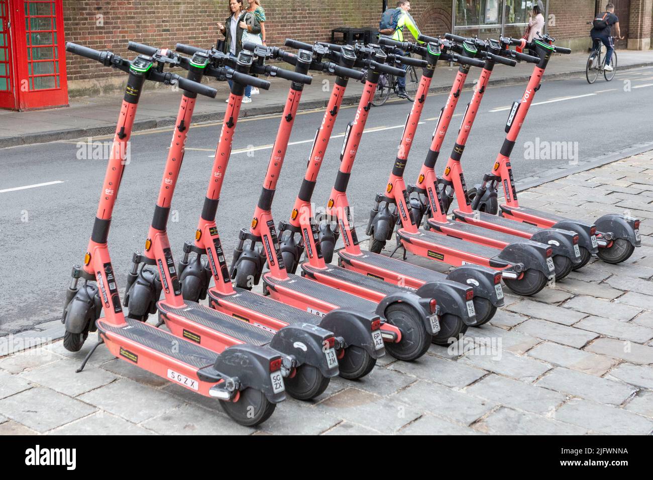 Scooters électriques emballés dans une rangée sur un trottoir à Cambridge, Royaume-Uni. Photo prise le 29th juin 2022. © Belinda Jiao jiao.bilin@gmail.com 07598931257 h. Banque D'Images