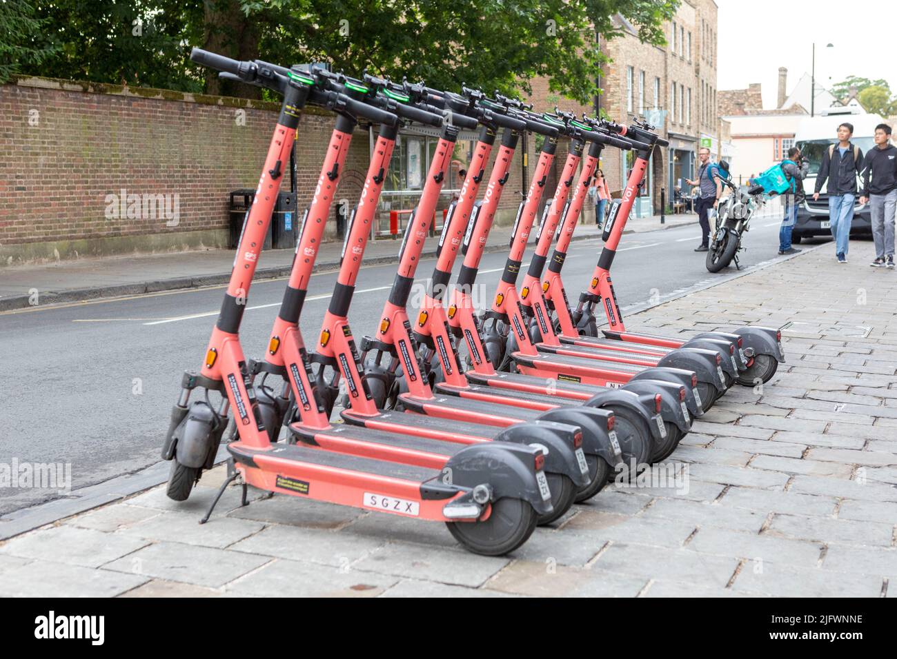 Scooters électriques emballés dans une rangée sur un trottoir à Cambridge, Royaume-Uni. Photo prise le 29th juin 2022. © Belinda Jiao jiao.bilin@gmail.com 07598931257 h. Banque D'Images