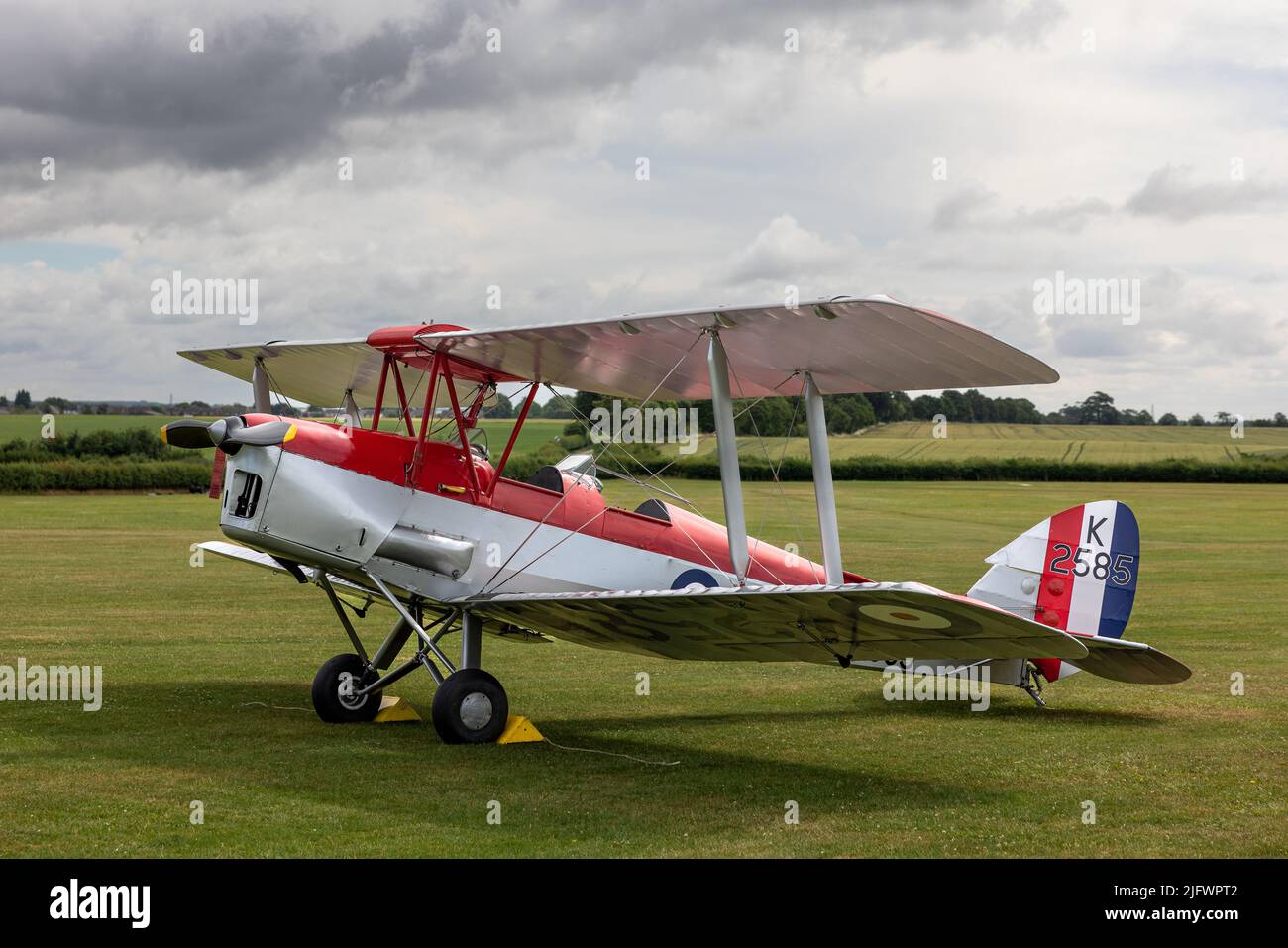 1931 DH82a Tiger Moth “K2585” sur exposition statique au spectacle aérien de la Marine aérienne de la mouche qui a eu lieu à Shuttleworth, ancien gardien, le 3rd juillet 2022 Banque D'Images