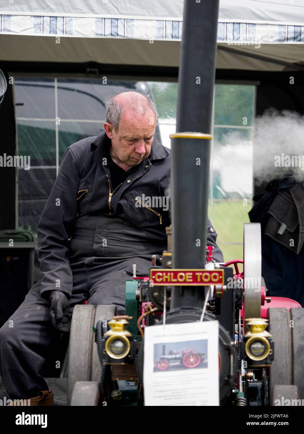 Homme présentant son moteur de traction agricole Foster de 4 pouces au Launceston Steam & Vintage Rally, Cornwall, Royaume-Uni Banque D'Images