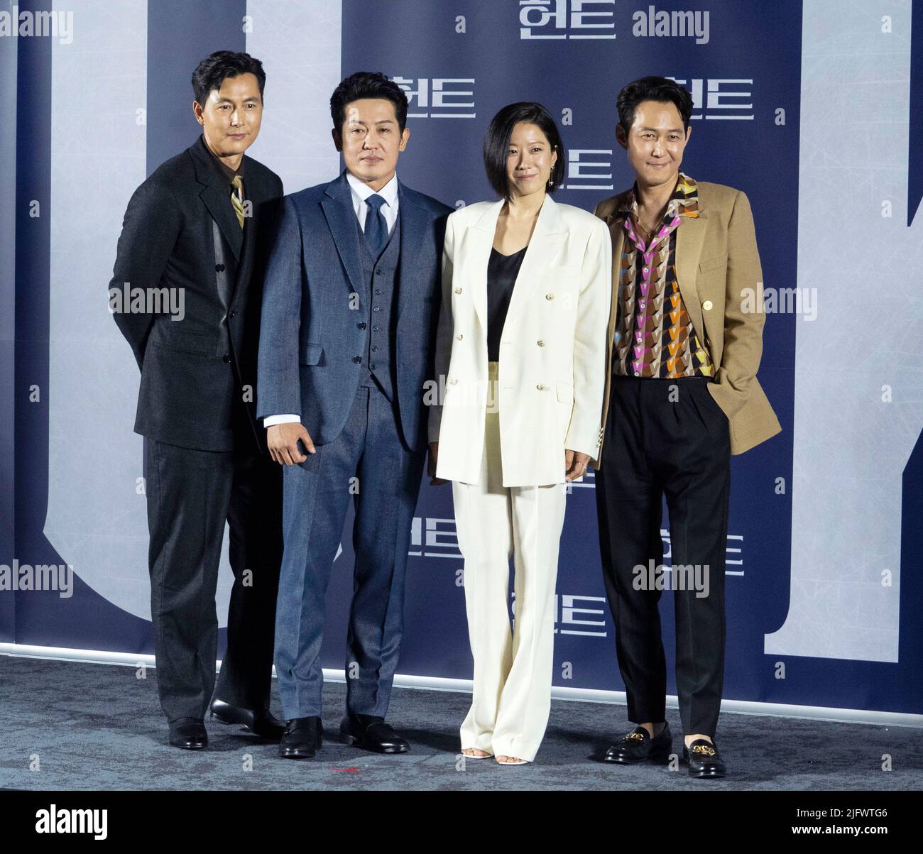 Séoul, Corée du Sud. 5th juillet 2022. (De gauche à droite) les acteurs sud-coréens Jung Woo-sung, Heo Sung-tae, l'actrice Jeon hye-jin, l'acteur et réalisateur Lee Jung-jae, posent pour des photos lors d'une conférence de presse pour promouvoir leur dernier film 'Hunt' à Séoul, en Corée du Sud sur 5 juillet 2022. Le film sera sorti dans le pays le 10 août. (Photo par: Lee Young-ho/Sipa USA) crédit: SIPA USA/Alay Live News Banque D'Images