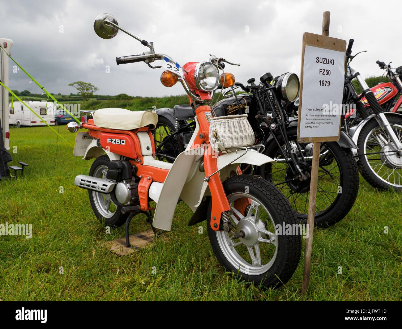Suzuki FZ50 mobylette exposée au Launceston Steam & Vintage Rally, Cornwall, Royaume-Uni Banque D'Images