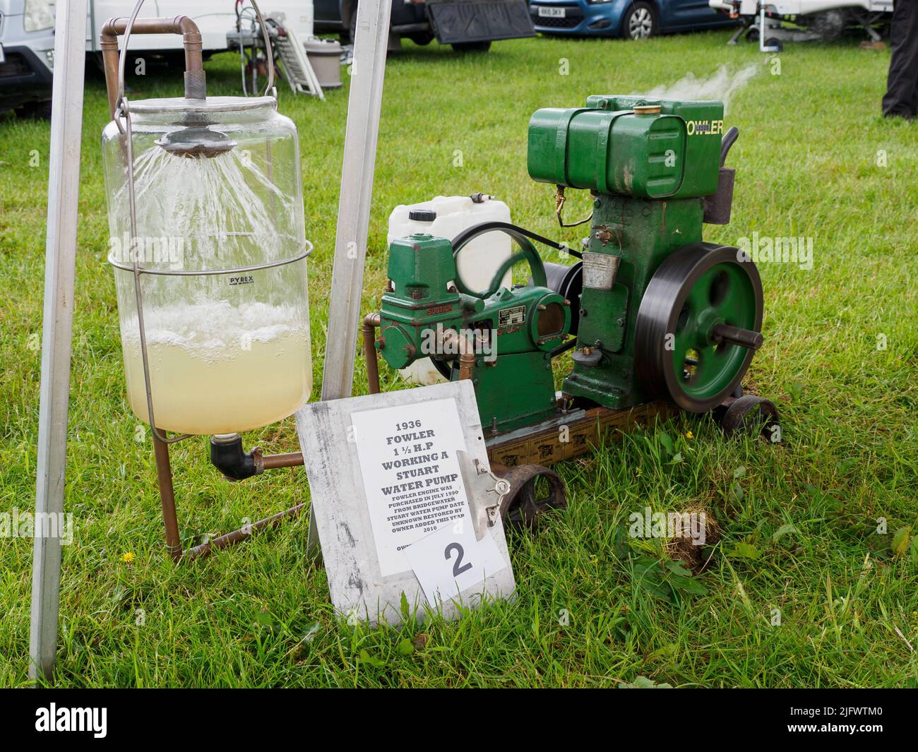Moteur stationnaire Fowler fonctionnant avec une pompe à eau Stuart au Launceston Steam & Vintage Rally, Cornwall, Royaume-Uni Banque D'Images