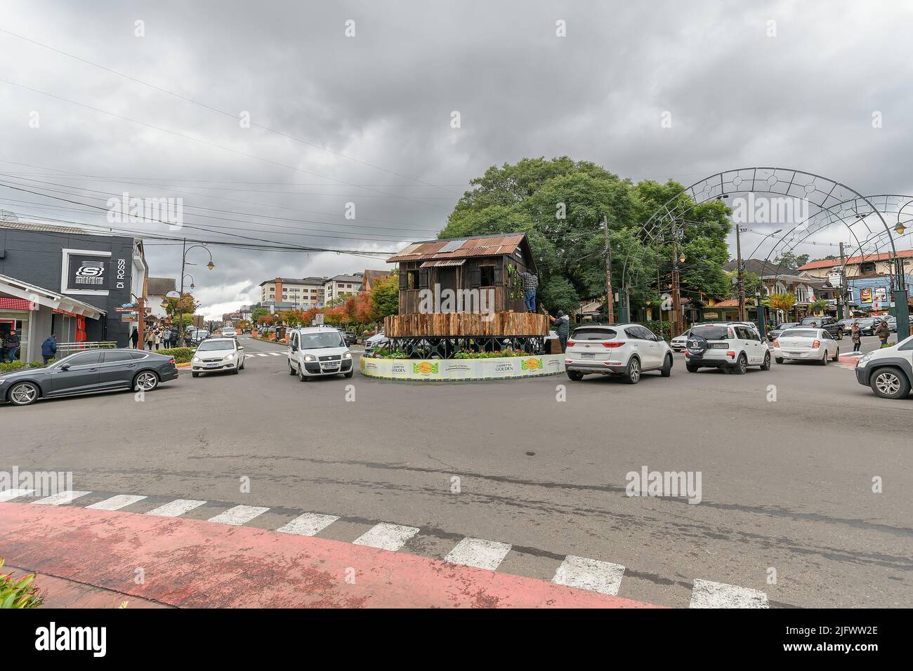 Gramado, RS, Brésil - 17 mai 2022 : rond-point entre l'avenue Borges de Medeiros et l'avenue des Hortensias par temps nuageux. Banque D'Images