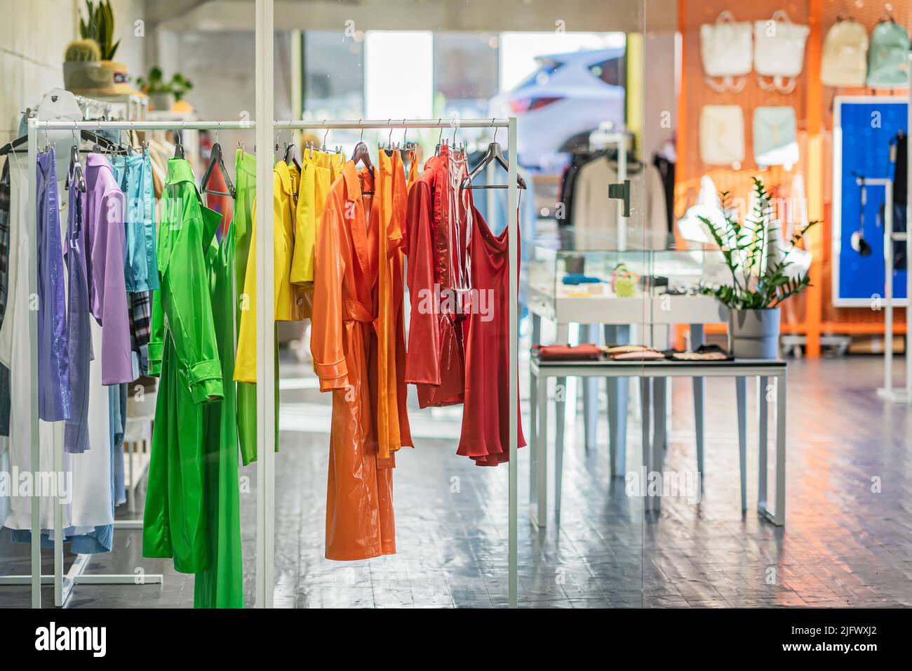 Vêtements sur cintres en magasin Banque de photographies et d'images à  haute résolution - Alamy