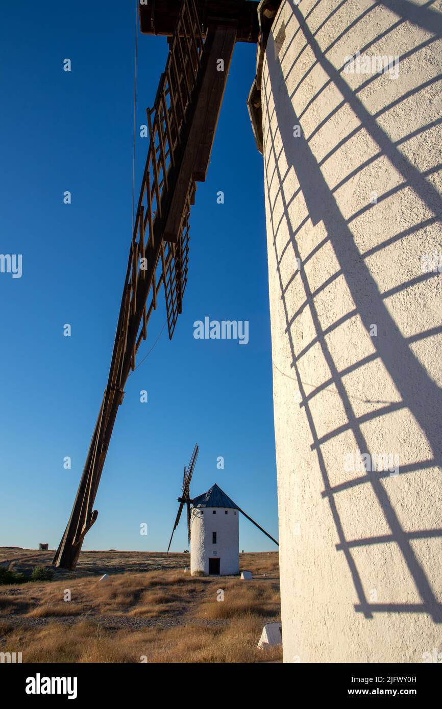 Primer plano de las aspas de un molino de viento y su sombra en el molino, cielo azul, Campo de Criptana, España Banque D'Images