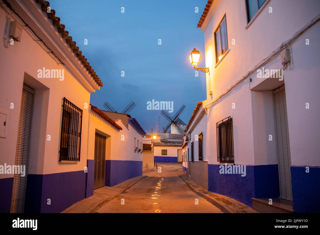 Fotografía nocturna de una calle en Campo de Criptana, Espagne Banque D'Images