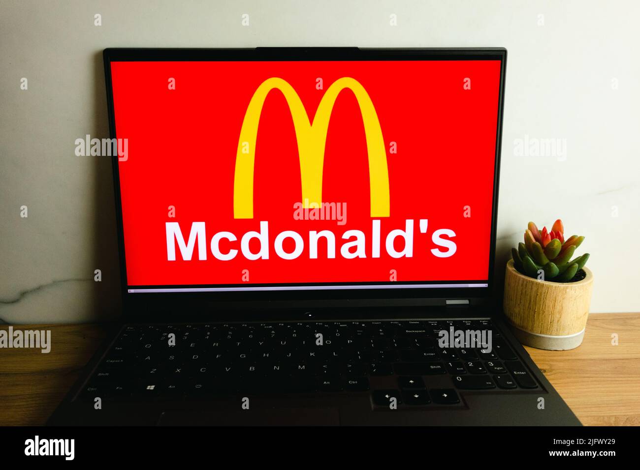 KONSKIE, POLOGNE - 05 juillet 2022: Logo de la société McDonalds affiché sur l'écran de l'ordinateur portable Banque D'Images