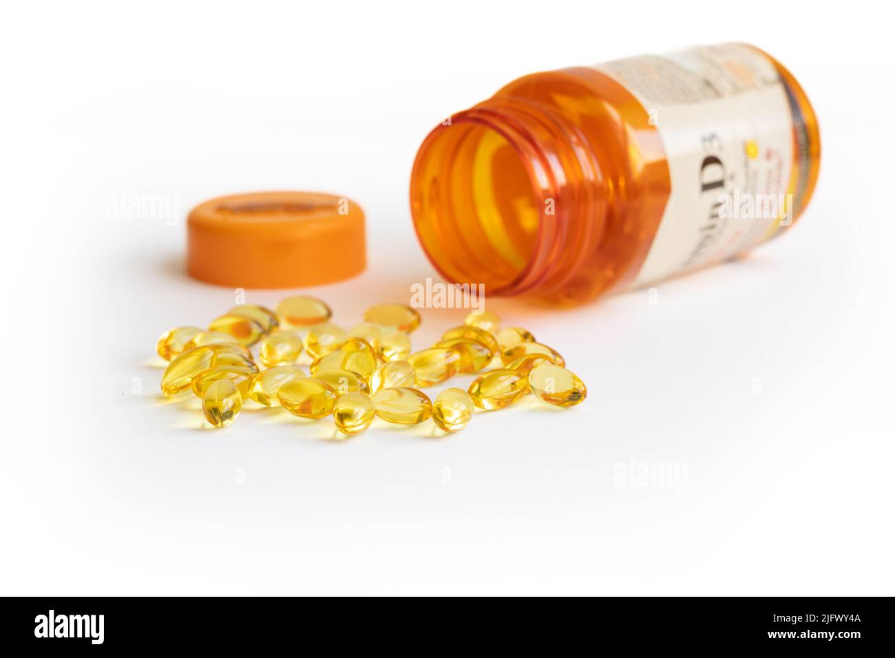 Capsules de Softgel de vitamine D sur fond blanc Banque D'Images