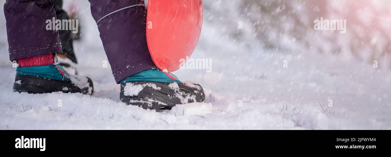 Chaussures d'hiver dans la neige. Gros plan des chaussures d'hiver. Chaussures imperméables pour enfants pour marcher dans la neige. Basse température et chute de neige Banque D'Images