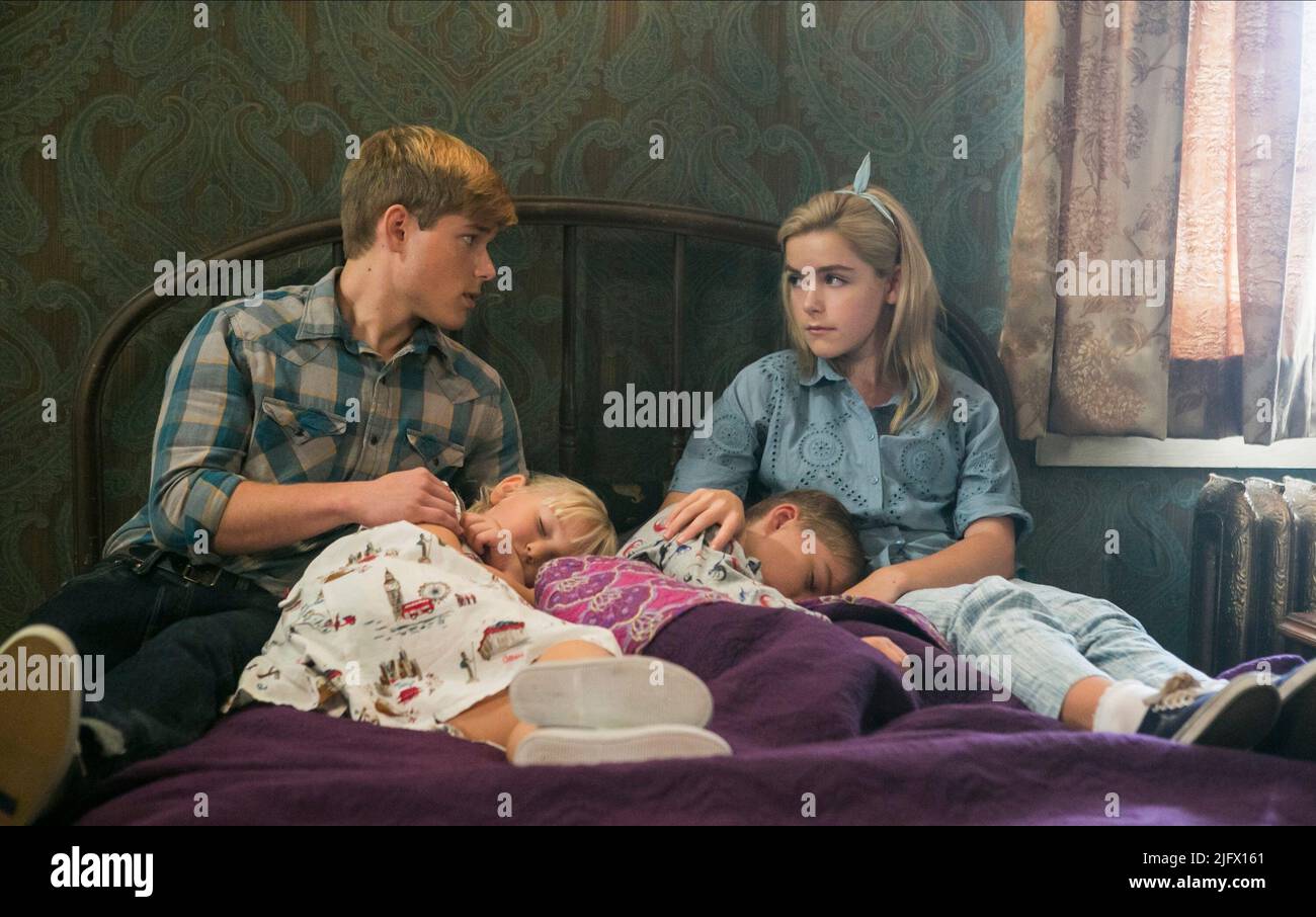 MASON DYE, KIERNAN SHIPKA, FLEURS DANS LE GRENIER, 2014 Banque D'Images