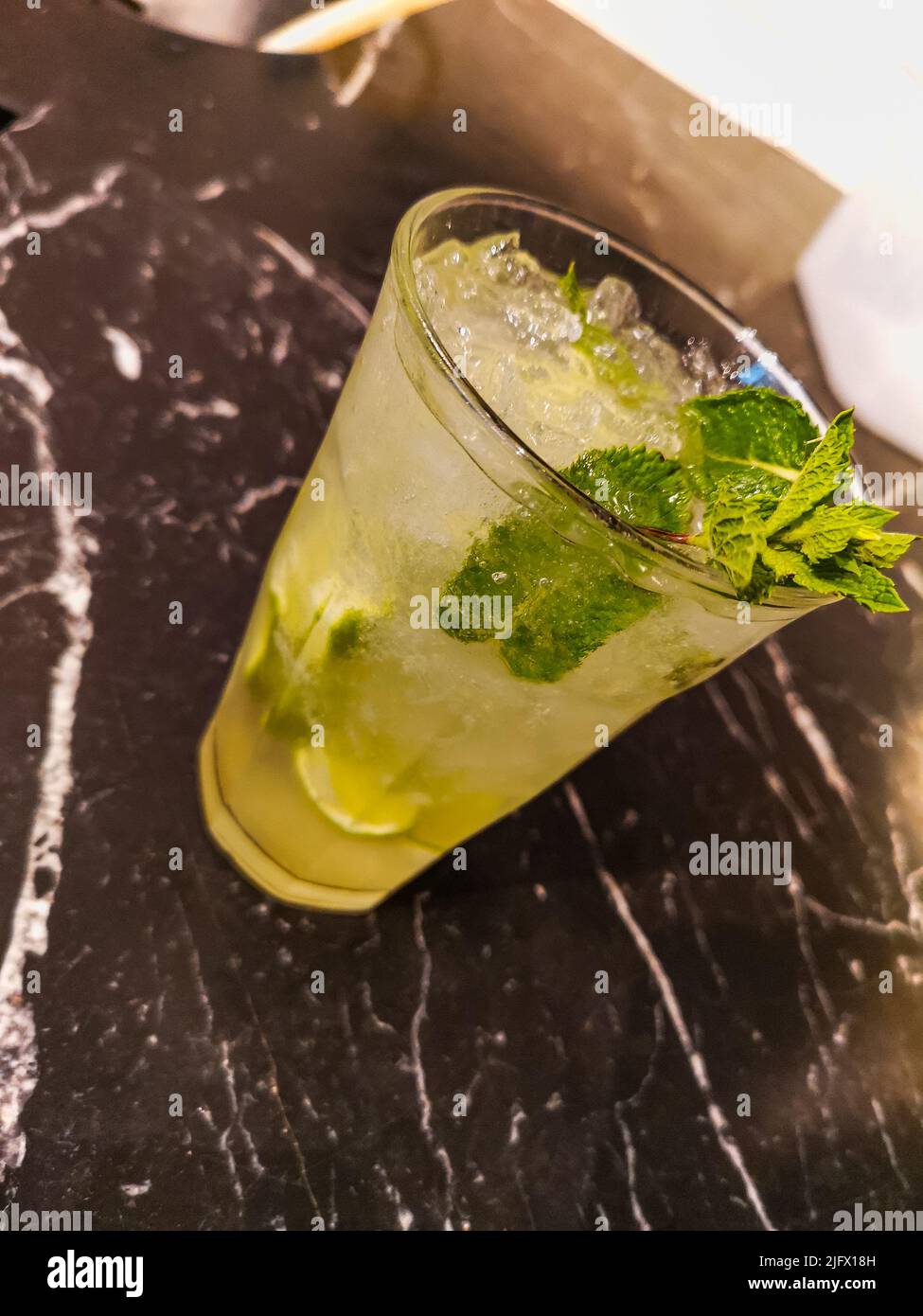 Mojito buvez dans un verre haut rempli de glace concassée de lime et de menthe Banque D'Images