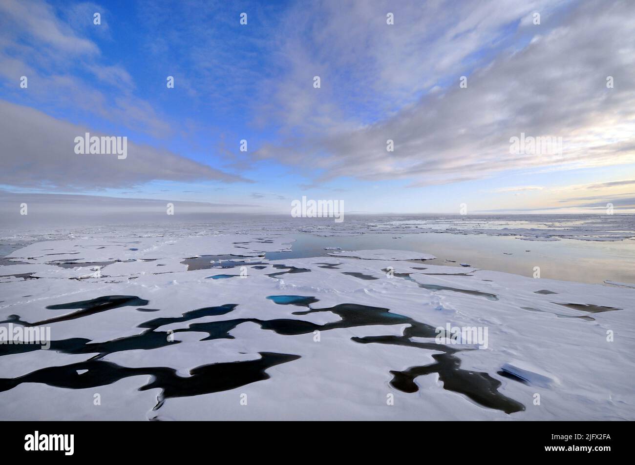 Ciel arctique. Les nuages commencent à s'amincier au-dessus de l'océan Arctique et de la fonte des glaces polaires. Vue d'un navire d'expédition de l'USGS, août (2009) crédit: P.Kelley, USCG Banque D'Images
