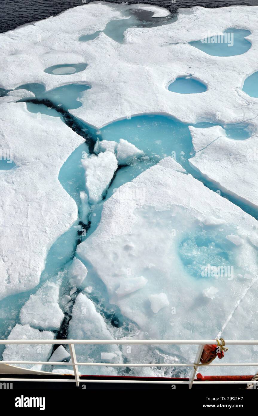 OCÉAN ARCTIQUE - Une banquise de plusieurs années glisse le long du côté tribord du garde-côte Healy alors que le navire se dirige vers le nord dans des glaces encore plus épaisses. « Vous pouvez dire qu'il s'agit d'une banquise de plusieurs années à côté des bassins de fonte bleu clair qui se sont formés au-dessus de la banquise », a déclaré Pablo Clemente-Col—n, scientifique en chef au U.S. National Ice Centre. Océan Arctique, août (2009) crédit : P.Kelley, USCG Banque D'Images